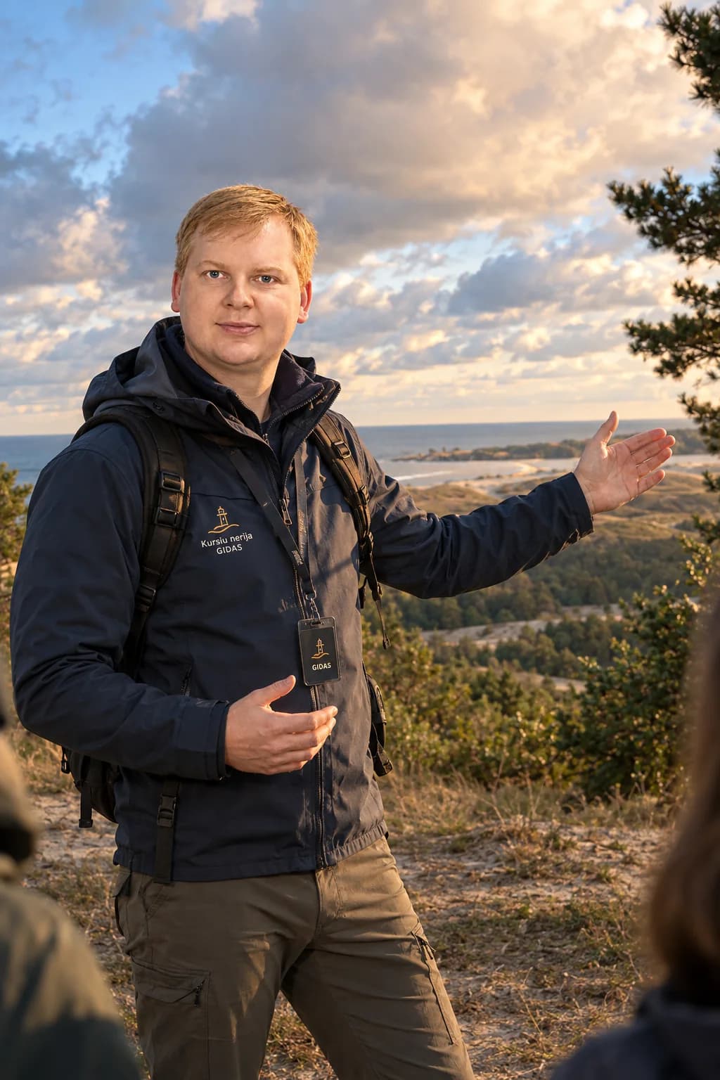 Jonas Alseika rodo kopų kraštovaizdį ekskursijos dalyviams